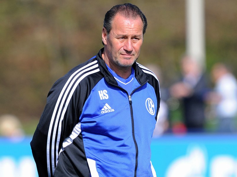 Noch nicht alle Mann an Bord: Schalke-Trainer Huub Stevens muss derzeit auf ein Quintett verzichten.