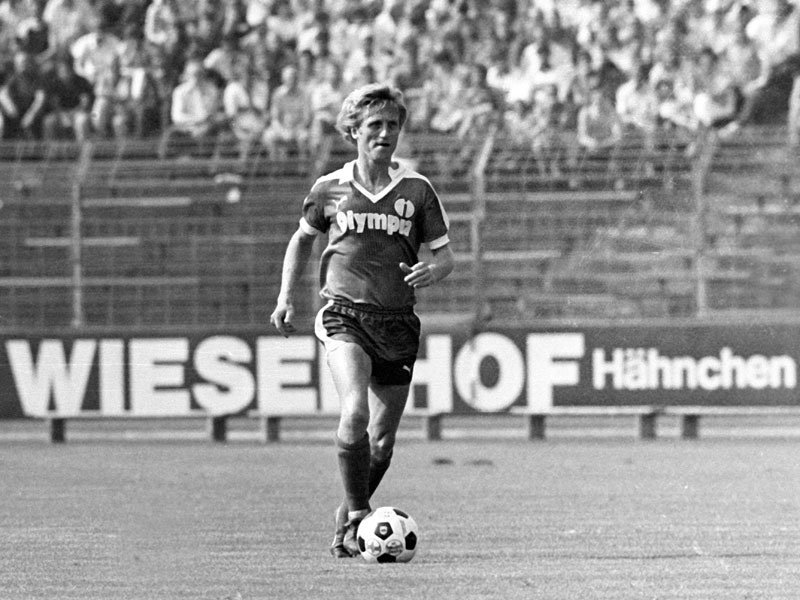 Zur&#252;ck in Bremen: Klaus Fichtel dribbelt 1983 vor einer Wiesenhof-Bande im Weserstadion.