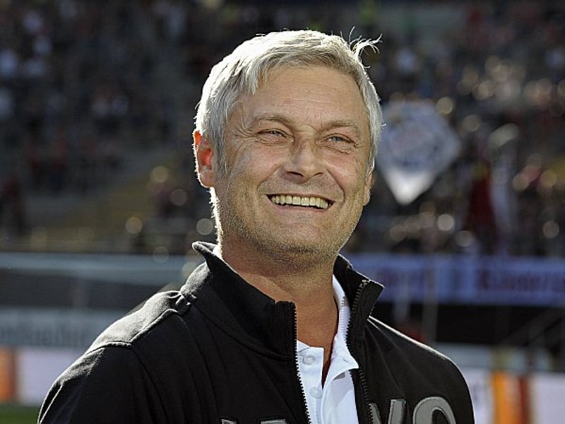 Derzeit bester Laune: Armin Veh freut sich &#252;ber seinen Traumstart mit der Eintracht.