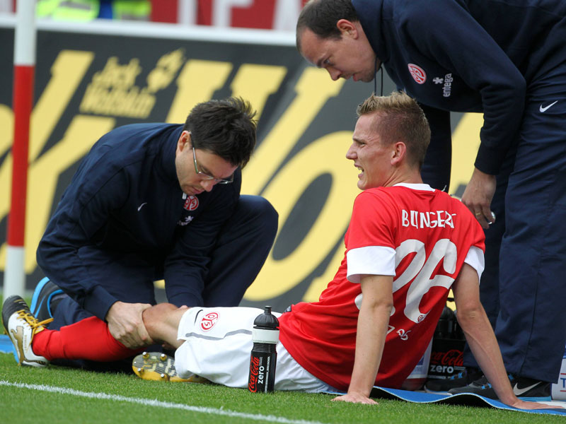 Das Knie schmerzt: Niko Bungert verletzte sich gegen D&#252;sseldorf am Kreuzband.