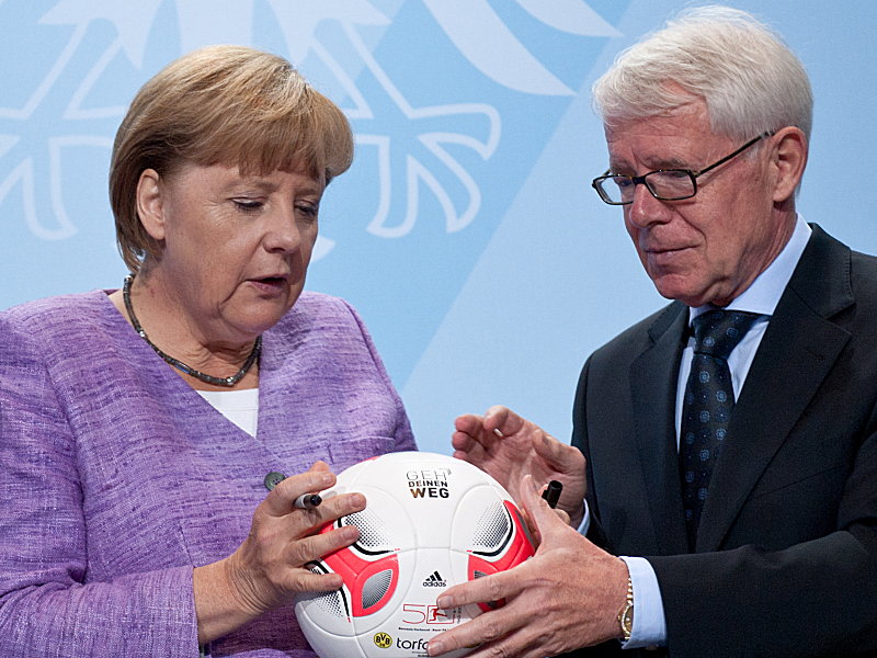 DFL-Chef Dr. Reinhard Rauball, hier mit Bundeskanzlerin Angela Merkel, hat in Fragen Stadionsicherheit noch viel Arbeit vor sich.