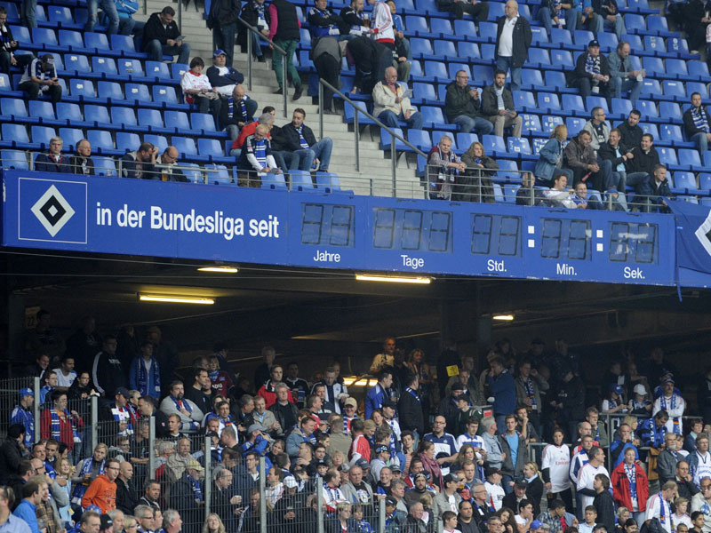 In der Bundesliga seit...: Die Stadionuhr des HSV ist irreparabel defekt.
