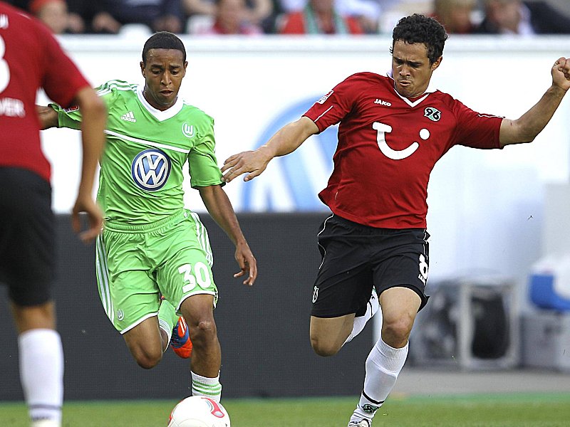 Kam seit Januar 2011 auf sechs Eins&#228;tze in der Bundesliga: Wolfsburgs Yohandry Orozco, hier gegen Hannovers Schmiedebach (re.).