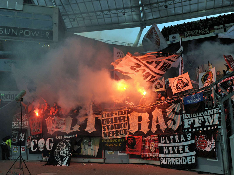 Pyrotechnik-Einsatz der Eintracht-Fans bei der Partie in Leverkusen.