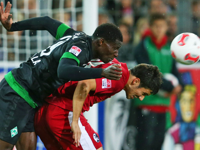 Steht Werder vorerst nicht zur Verf&#252;gung: Joseph Akpala (li.), hier gegen Freiburgs Mensur Mujdza. 