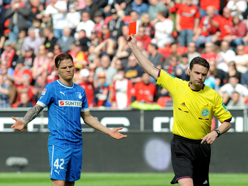 Notbremse: Schiedsrichter Guido Winkmann (re.) pr&#228;sentiert Hoffenheims Eugen Polanski die Rote Karte.