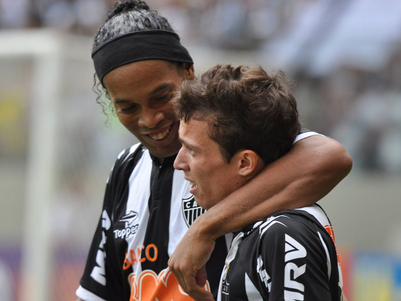 Kicken mit den Gro&#223;en: Bernard, hier mit Ronaldinho, ist im Visier des BVB.