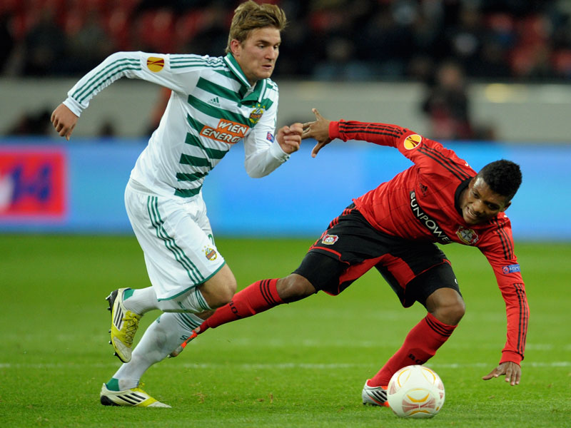 Kam bei Bayer nicht so recht auf die Beine: Junior Fernandes, hier im Duell mit Lukas Grozurek (Rapid Wien).