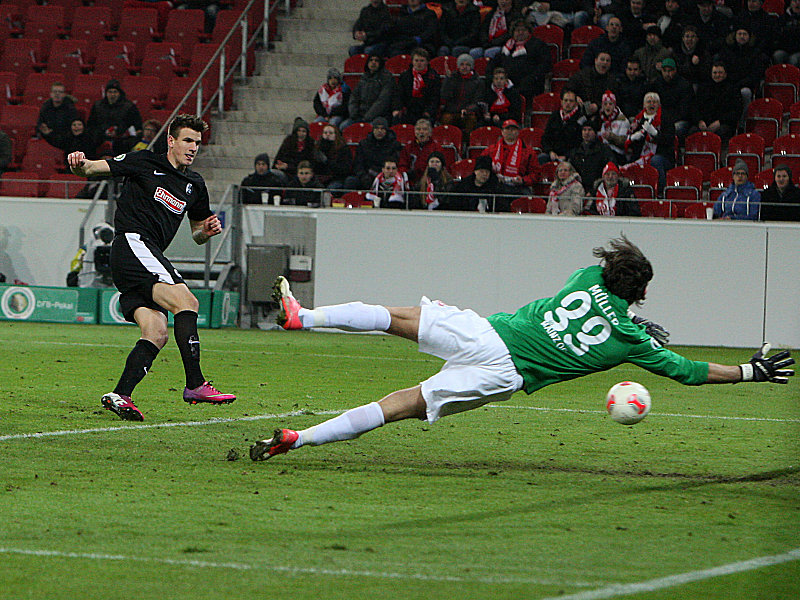 Seltenes Erfolgserlebnis: Ivan Santini trifft beim Pokalspiel in Mainz. Eines von zwei Toren in seiner Zeit beim Sportclub. 