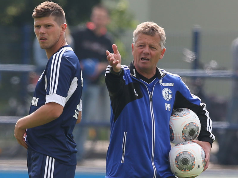 Kommt auf Schalke richtig gut an: Co-Trainer Peter Hermann, hier mit Klaas Jan Huntelaar.