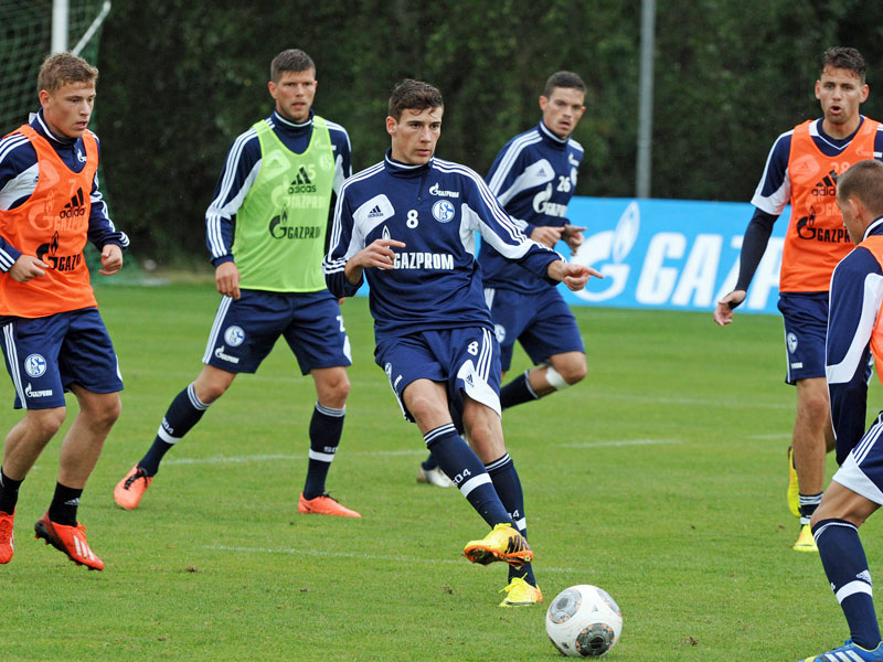 Im Kreise der Schalker: Leon Goretzka trainierte am Mittwoch erstmals in k&#246;nigsblau.