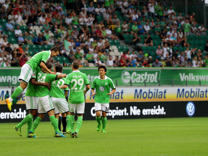 Gute Laune bei der Saisoner&#246;ffnung: Wolfsburg bejubelt das F&#252;hrungstor von Ricardo Rodriguez.