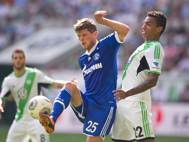 Da war das Knie noch in Ordnung: Klaas Jan Huntelaar (l.) im Zweikampf mit Wolfsburg-Neuzugang Luiz Gustavo. 