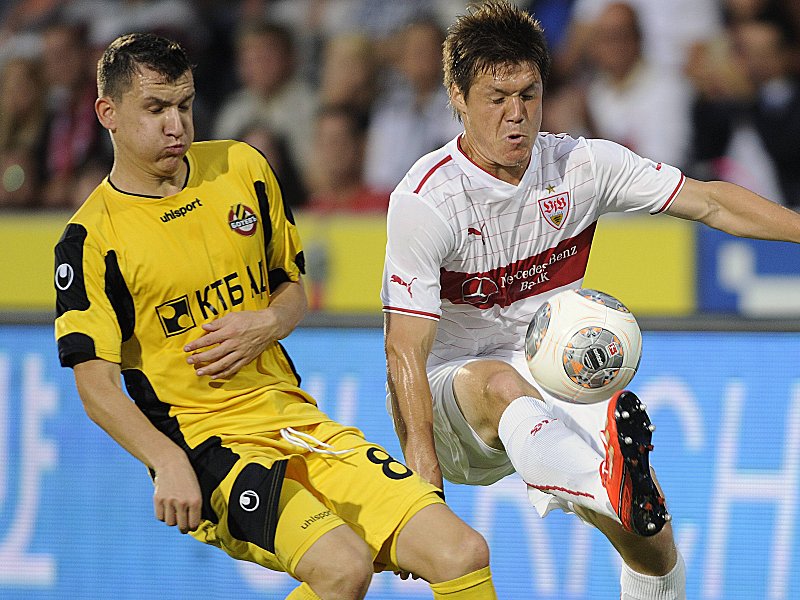 Kommt in die Bundesliga: Todor Nedelev, hier im Duell mit Stuttgarts Gotoku Sakai (re.). 