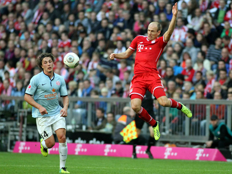 Kaum da, schon wieder weg: Julian Baumgartlinger, hier gegen Bayerns Arjen Robben.