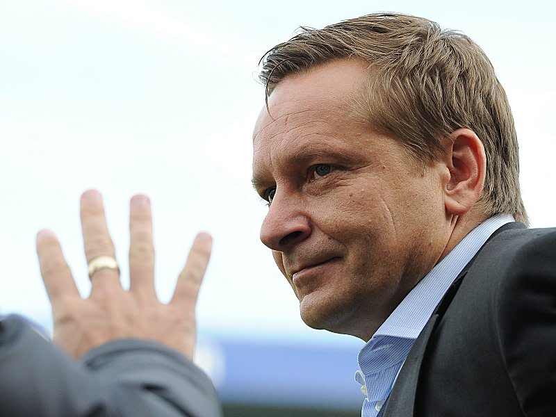 Schalkes Sportvorstand Horst Heldt gibt nach der Pleite im Revierderby Rang vier als Ziel aus.