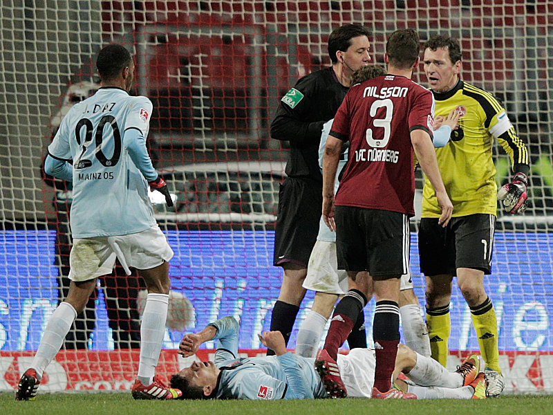 Bitterer Moment: Petar Sliskovic liegt nicht nur verletzt am Boden, sondern wird auch des Feldes verwiesen. 