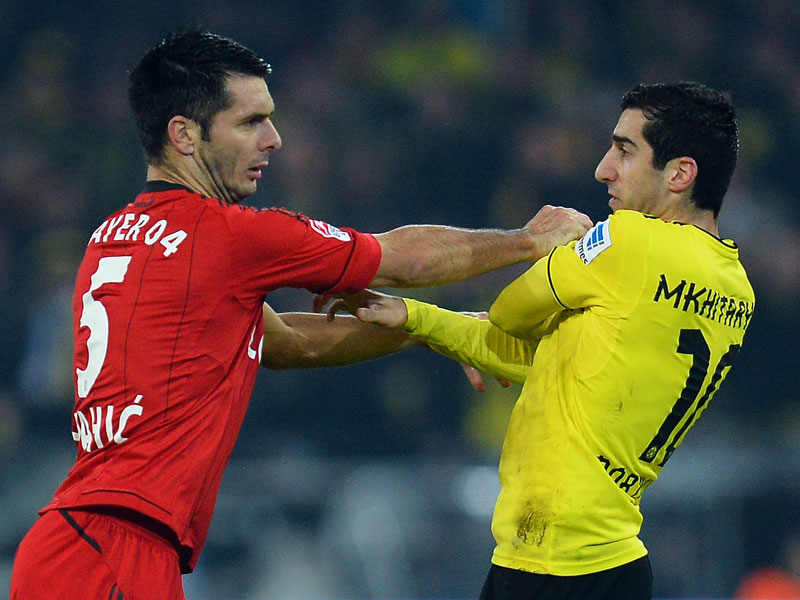 Rangelei mit Folgen: Emir Spahic geriet in Dortmund mit Henrikh Mkhitaryan aneinander und sah anschlie&#223;end Rot.