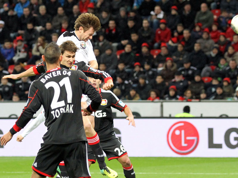 Dieser Kopfball beendete die Eintracht-Misere: Marco Russ trifft in Leverkusen zum 1:0.