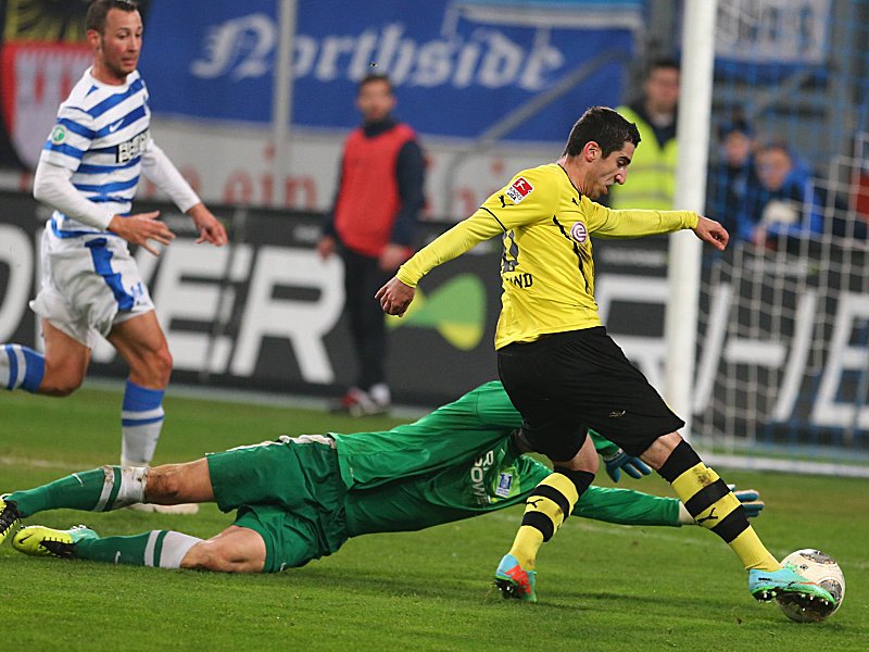 Dortmunds Geburtstagskind Mhkitaryan umkurvt Duisburgs Keeper Ratajczak und erzielt das 4:0.