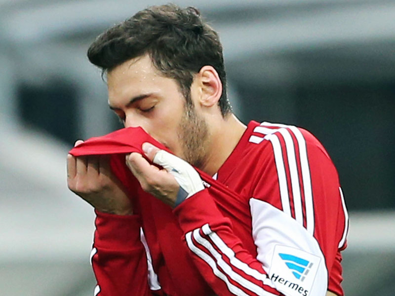 Angeschlagen: Hamburgs Hakan Calhanoglu verletzte sich im Training.