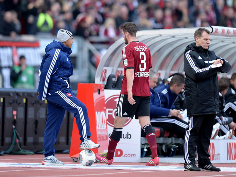 Abgang: Per Nilsson verl&#228;sst gegen Braunschweig nach der Roten Karte den Platz.