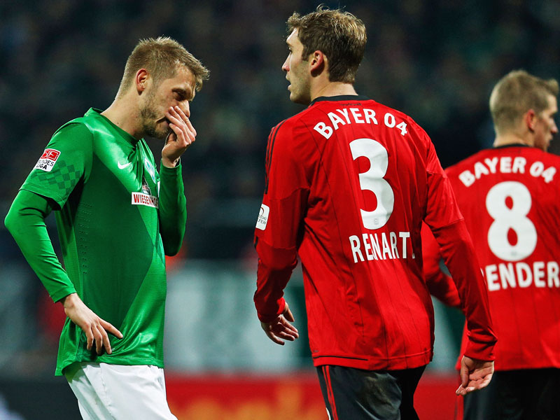 Kollegen in spe? Bremens Aaron Hunt mit den Leverkusenern Stefan Reinartz und Lars Bender.