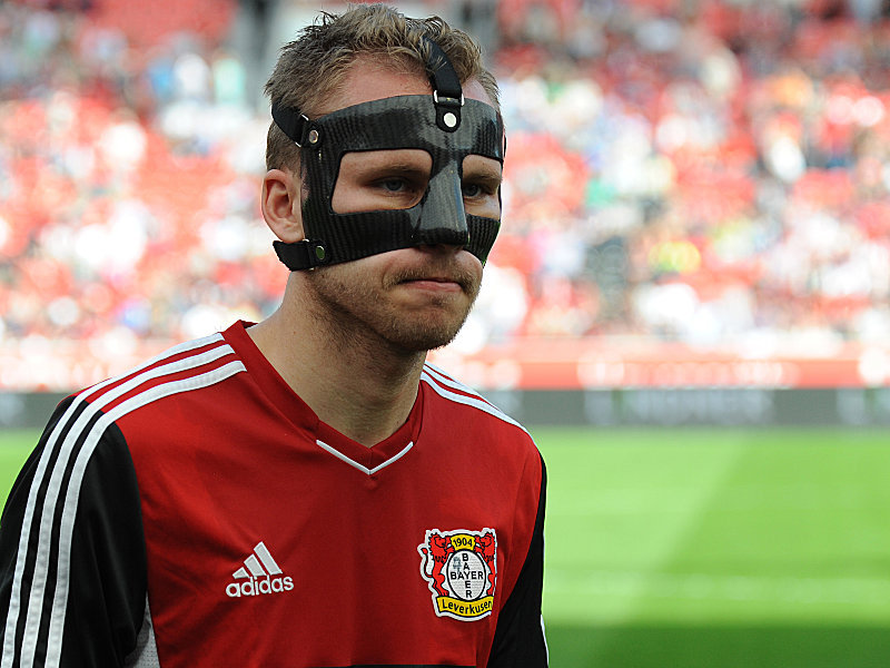 Musste im April 2012 mit einer Gesichtsmaske spielen: Ex-Bayer-Profi Michal Kadlec.