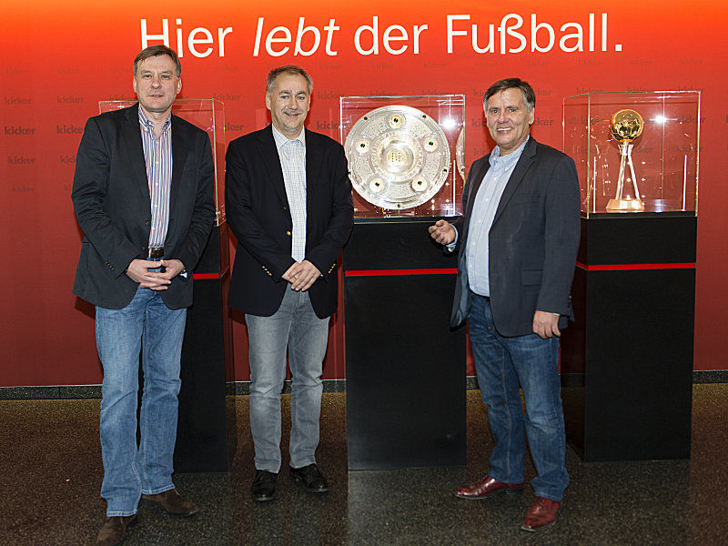 Interwetten-Gr&#252;nder Wolfgang Fabian umrahmt von J&#246;rg Jakob (li.) und Rainer Franzke (re.), Mitglieder der kicker-Chefredaktion.