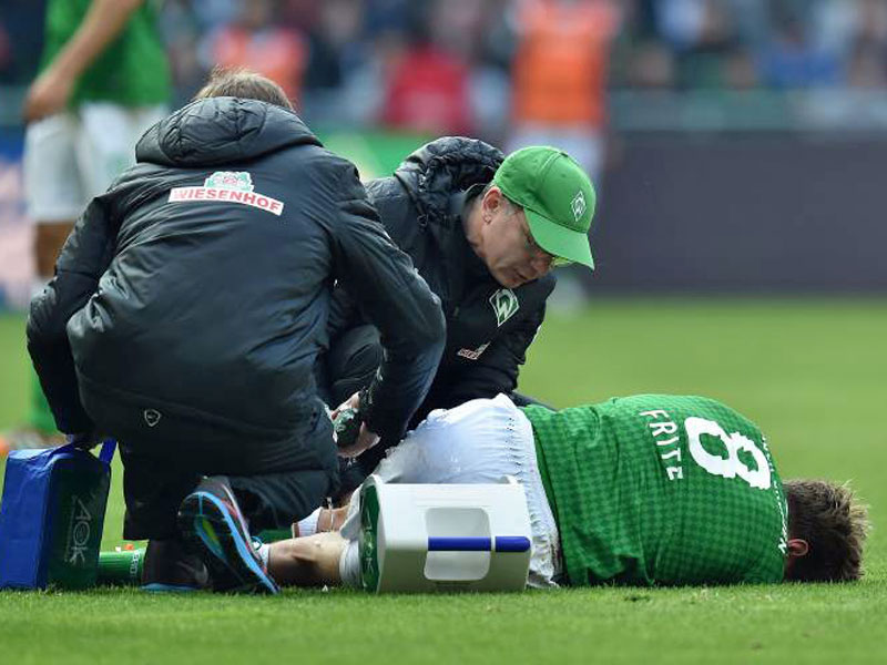 Blieb verletzt am Boden liegen: Werder-Kapit&#228;n Clemens Fritz (unten) im Spiel gegen Hoffenheim.