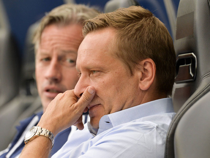 Gespr&#228;chsbedarf: Schalke-Coach Jens Keller und Manager Horst Heldt hatten mit der Mannschaft einiges zu bereden.