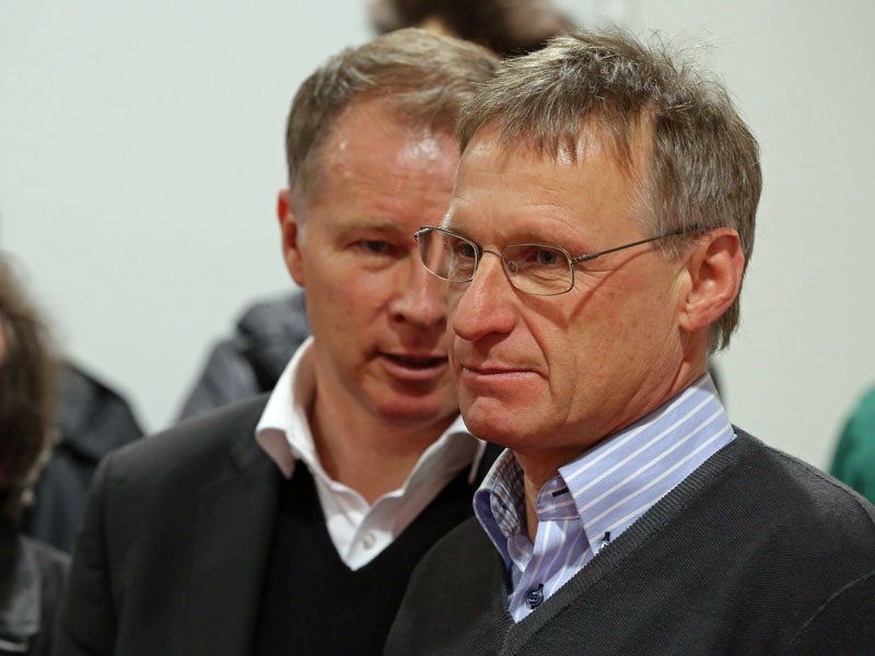 Leverkusens Manager Michael Reschke, hier mit FCA-Manager Stefan Reuter, wechselt zum FC Bayern.