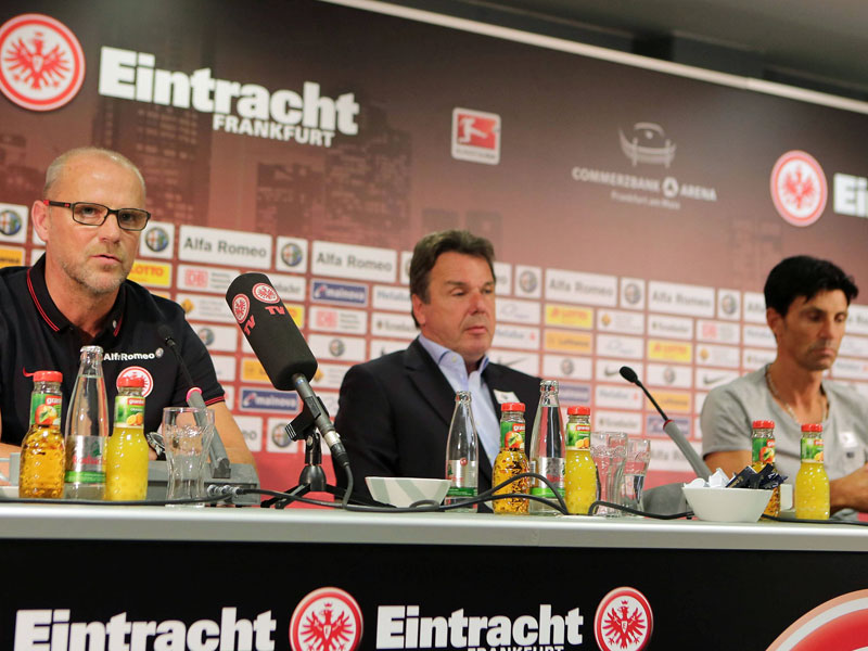 Thomas Schaaf (l.). geht seine neue Herausforderung optimistisch an. Neben  Frankfurts neuem Coach: Heribert Bruchhagen und Bruno H&#252;bner. 