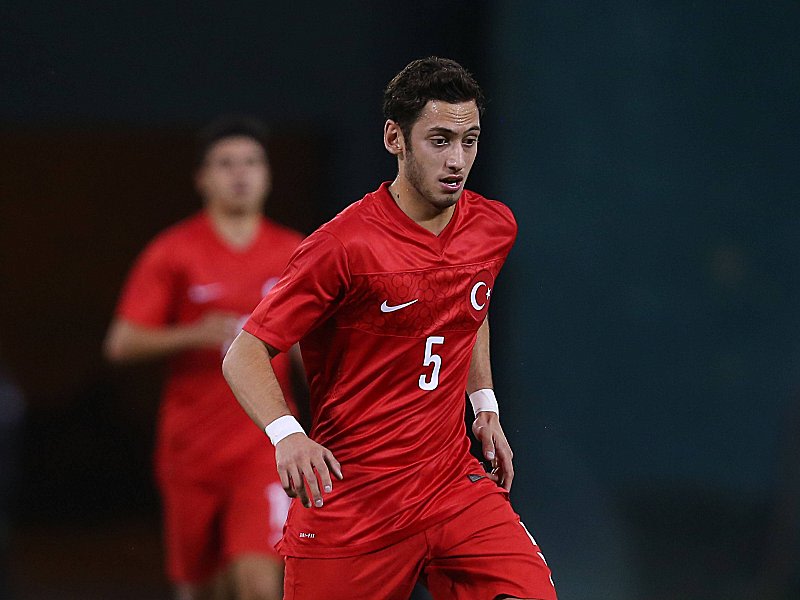 Krankschreibung ist aufgehoben: Hakan Calhanoglu startet mit dem Training in Leverkusen.