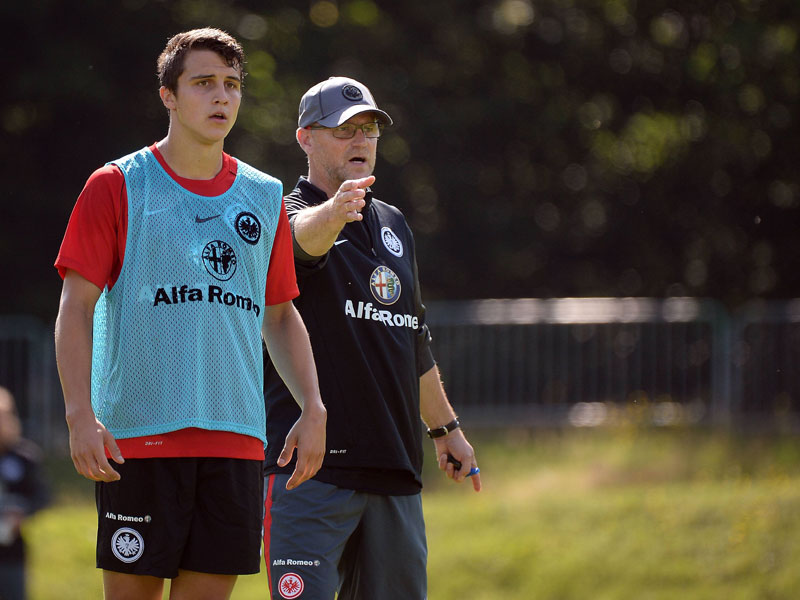 Begehrt: Marc-Oliver Kempf, hier mit Eintracht-Trainer Thomas Schaaf.