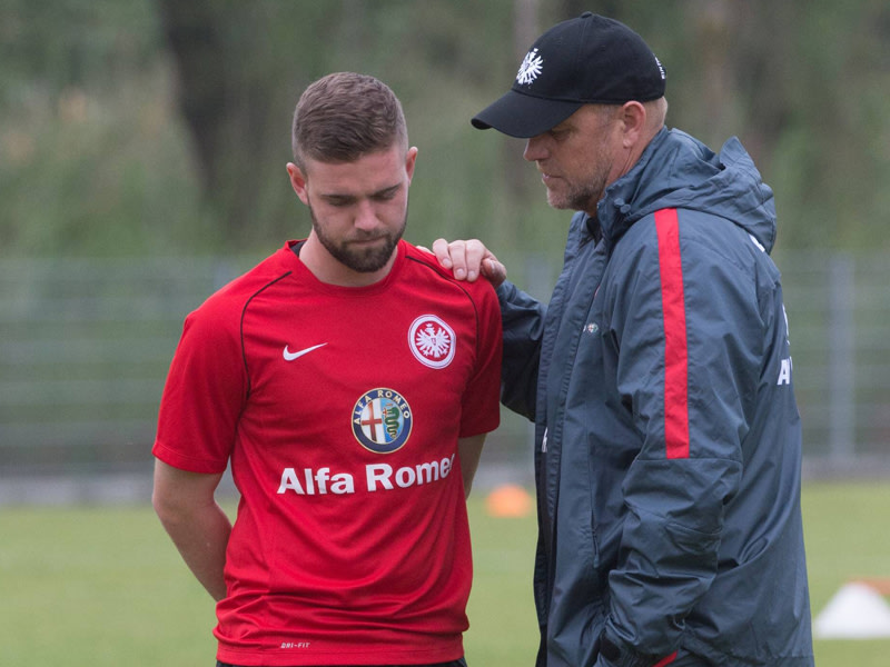 Eintracht-Coach setzt zwangsl&#228;ufig auf die Jugend: Thomas Schaaf hier mit Mittelfeldtalent Marc Stendera.
