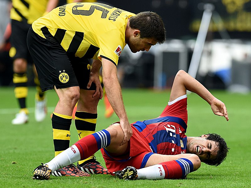 Schmerzhaft: Dortmunds Sokratis k&#252;mmert sich um den am Boden liegenden Javi Martinez. 