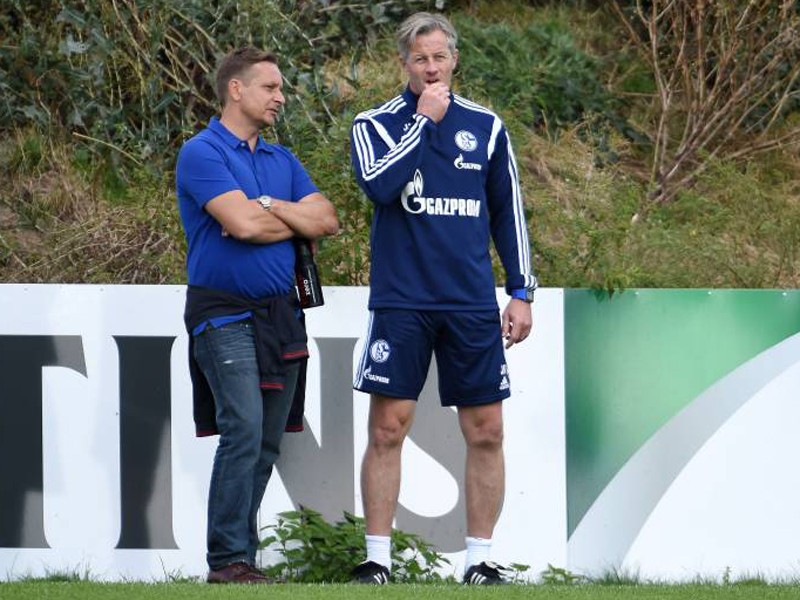 Manager Horst Heldt und Trainer Jens Keller erhoffen sich in Hannover eine Trotzreaktion.