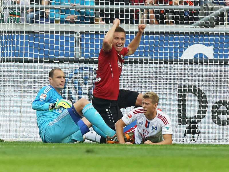 Der HSV am Boden: Jaroslav Drobny und Matthias Ostrzolek schauen entt&#228;uscht, Artur Sobiech bejubelt das 2:0.