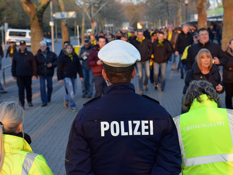 Bei mehreren Spielen in NRW hielt sich die Polizei diese Saison deutlich zur&#252;ck - mit positiven Folgen.