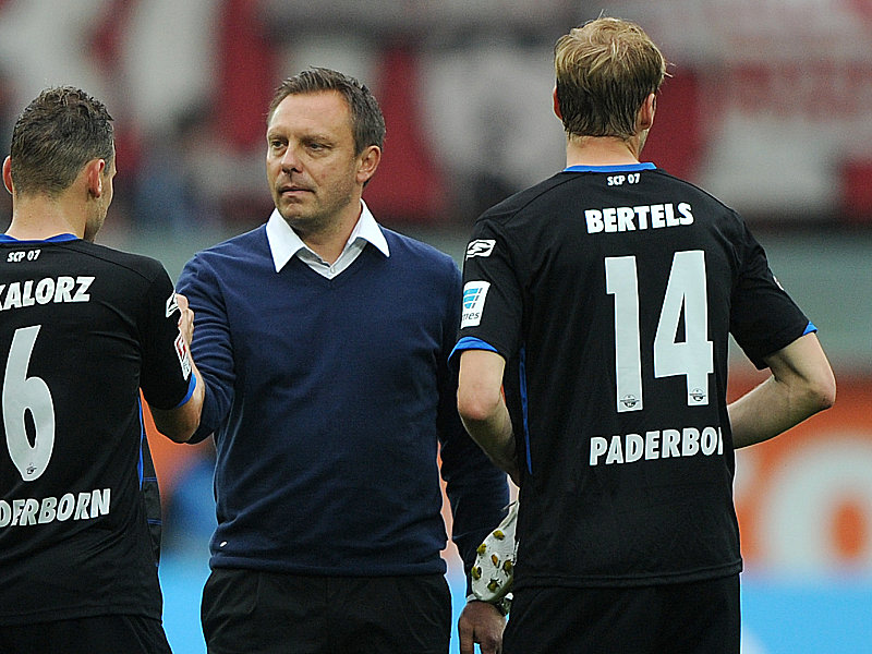 Wieder verletzt: Thomas Bertels (re., mit  Trainer Andr&#233; Breitenreiter und Bakalorz).