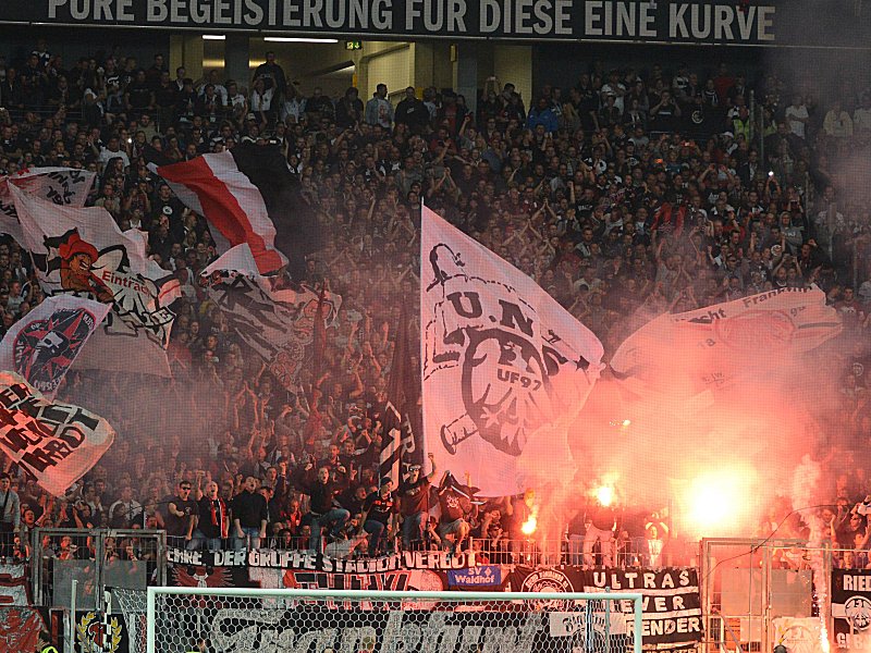 Pyrotechnik im Fanblock von Eintracht Frankfurt. Der Verein wurde zu einer Geldstrafe verurteilt.