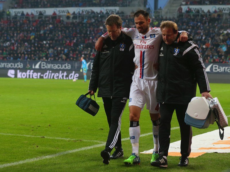 Schmerzen im Knie: Heiko Westermann (Mitte) musste in Augsburg verletzt ausgewechselt werden.