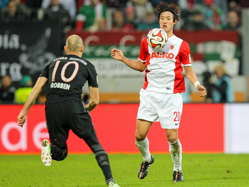 Schwerer Stand gegen die Elite die Liga: Augsburgs Jeong-Ho Hong gegen Bayerns Arjen Robben.