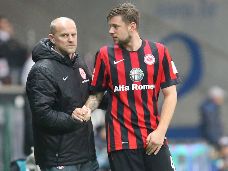 Abschied mit Schmerzen: Trainer Thomas Schaaf empf&#228;ngt Marco Russ mit versteinerter Miene.