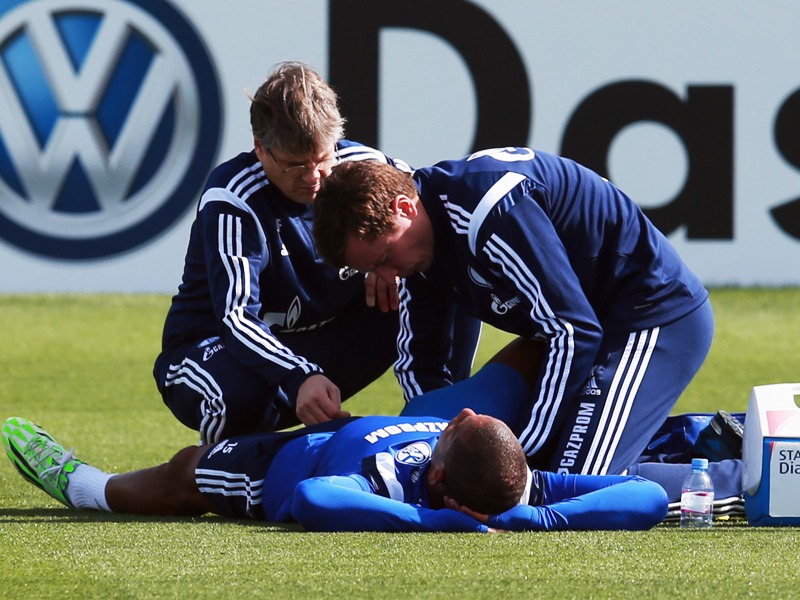 Oberschenkelverletzung: Schalkes Dennis Aogo wird auf dem Platz verarztet. 