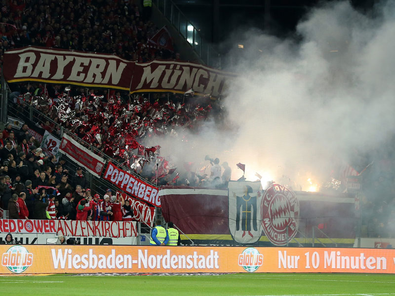 Teures Feuer: Bayern-Fans z&#252;ndeln vor dem Ausw&#228;rtsspiel in Mainz.