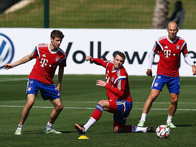 Nicht so einfach: Thomas M&#252;ller &#252;berwindet Manuel Neuer im Training.