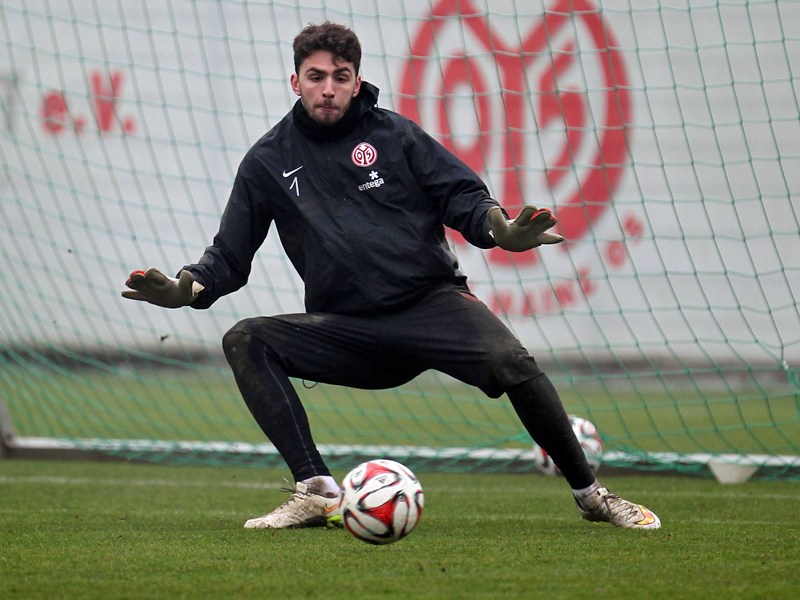 Wartet bei Mainz noch auf sein Pflichtspieldeb&#252;t: Der griechische Ersatzkeeper Stefanos Kapino.