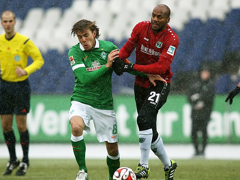 Im Schneetreiben: Werders Clemens Fritz und Hannovers Jimmy Briand.